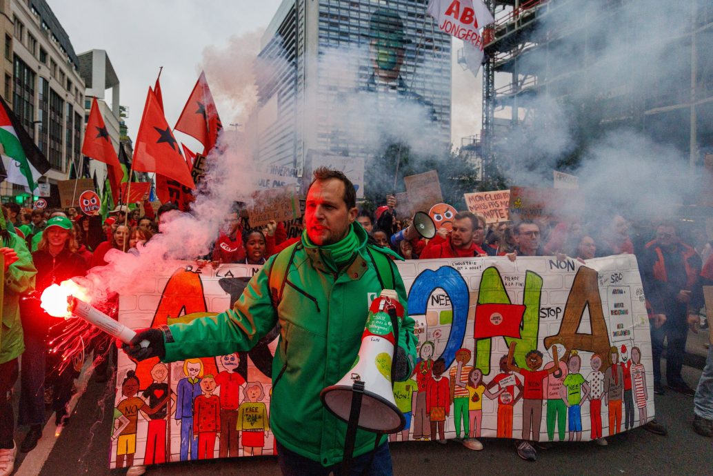 不满劳动改革措施 比利时全国罢工8万人上街抗议