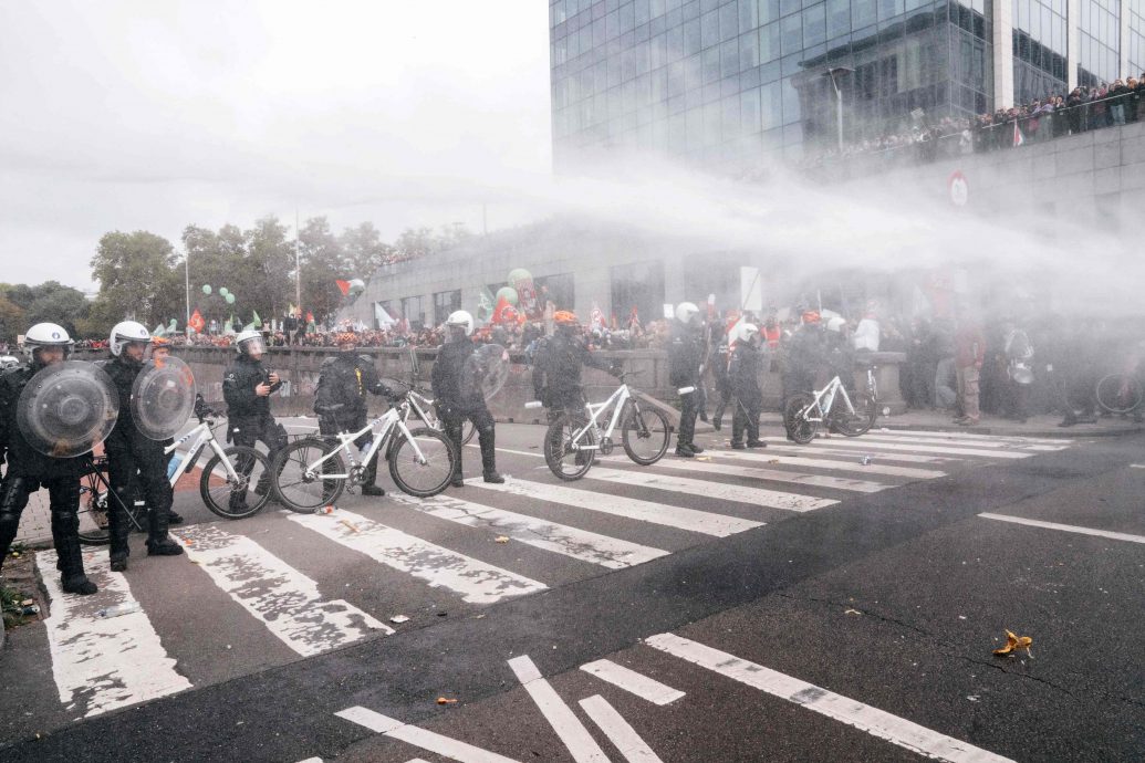 不满劳动改革措施 比利时全国罢工8万人上街抗议