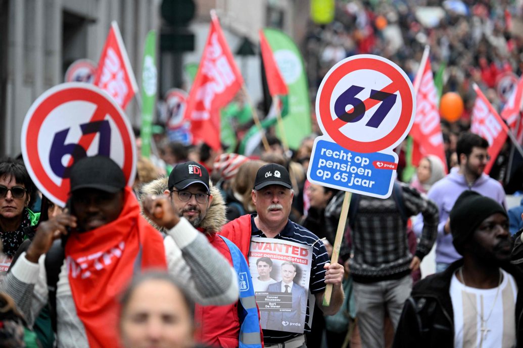 不满劳动改革措施 比利时全国罢工8万人上街抗议