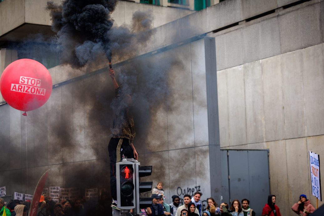 不满劳动改革措施 比利时全国罢工8万人上街抗议