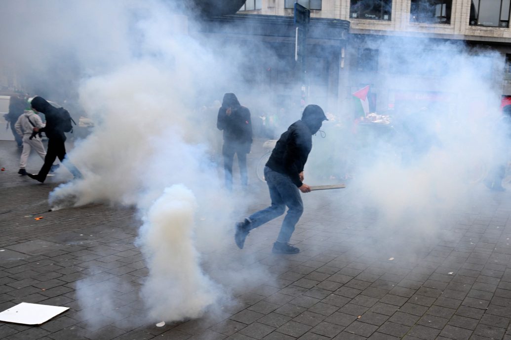 不满劳动改革措施 比利时全国罢工8万人上街抗议