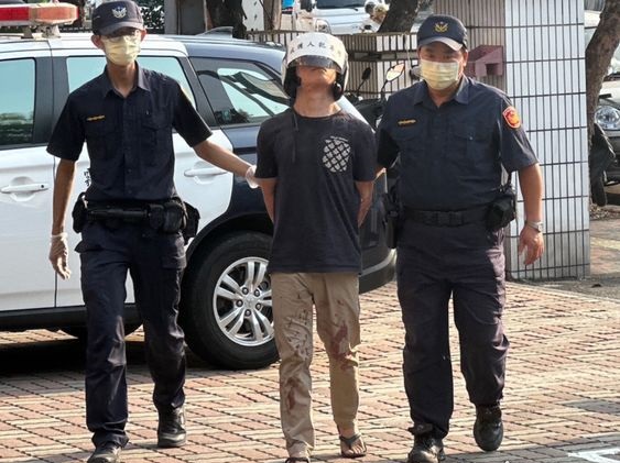 不满邻居家电视声太吵 男子持刀上门砍人 1命垂危