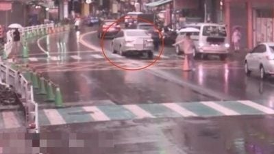 不舍女儿淋雨开车送  父回家途中病发身亡