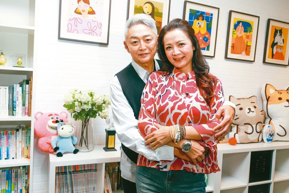 与60岁李国超补办婚礼 高欣欣公开喜帖