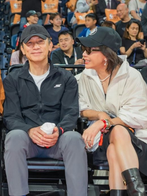 与刘嘉玲出席NBA球赛 梁朝伟全程不动似蜡像