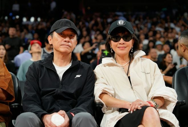 与刘嘉玲出席NBA球赛 梁朝伟全程不动似蜡像