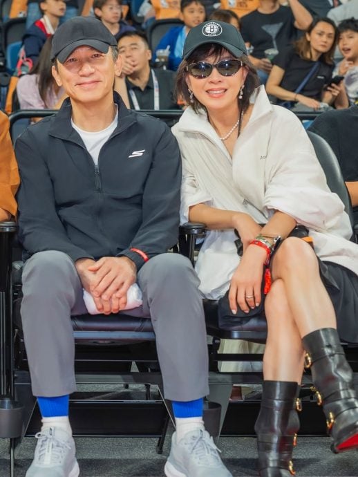 与刘嘉玲出席NBA球赛 梁朝伟全程不动似蜡像