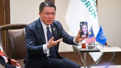 与安华同台亮灯 倪可敏邀杨紫琼宣传大马旅游年