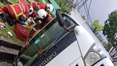 与轿车碰撞 罗里翻覆 司机受困