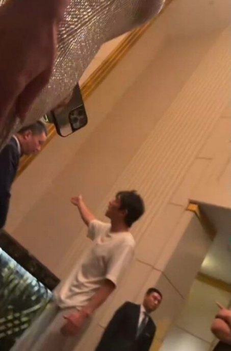 与酒店员工爆冲突 陈冠希怒问：你一直看着我什么意思？