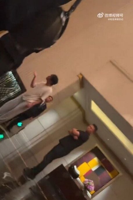 与酒店员工爆冲突 陈冠希怒问：你一直看着我什么意思？