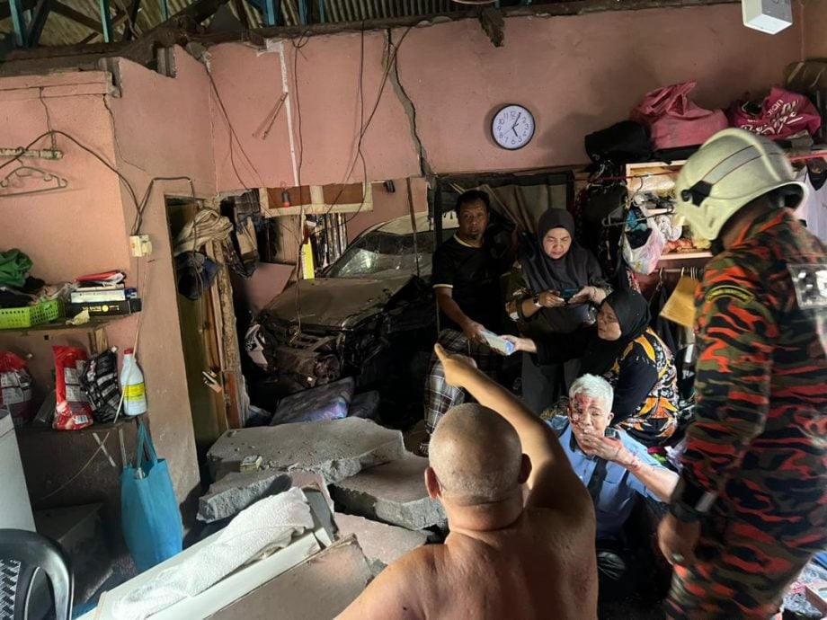 东(已签)一名巴基斯坦男子驾驶的轿车昨天下午失控撞入路边的民宅,造成2人受伤入院。