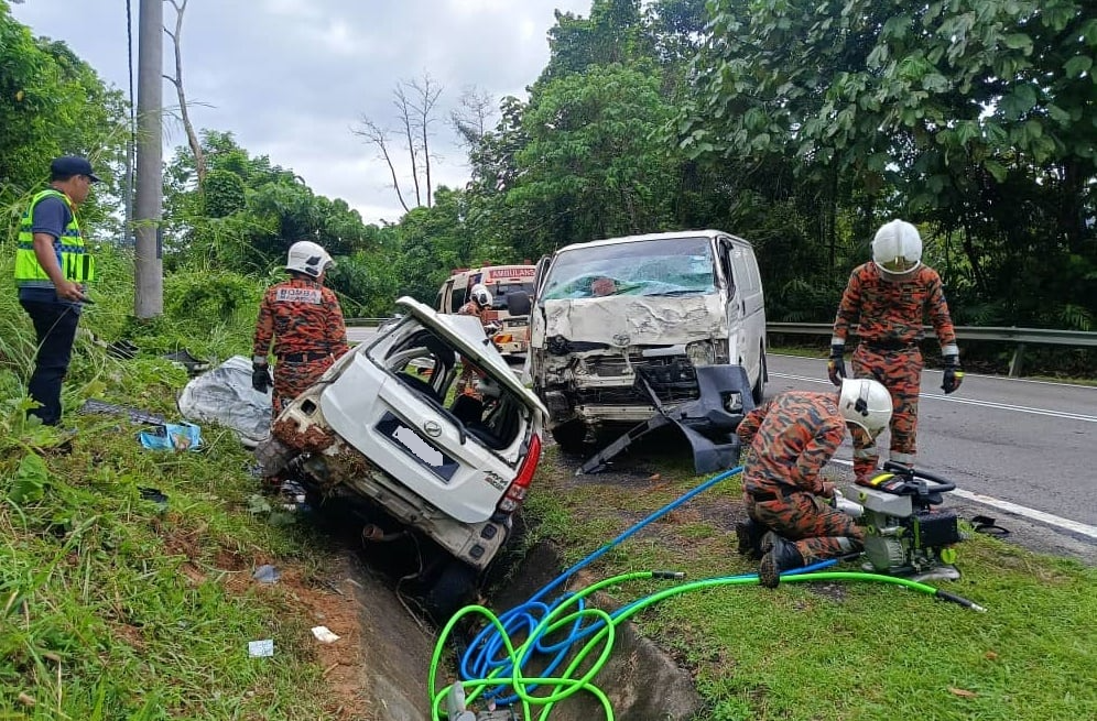 东(已签):日里县东西大道8英哩路段今午发生一起亡命车祸