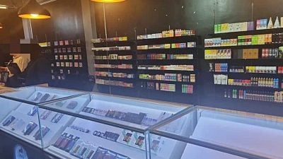 警方县会突击2场所  起值27.2万电子烟
