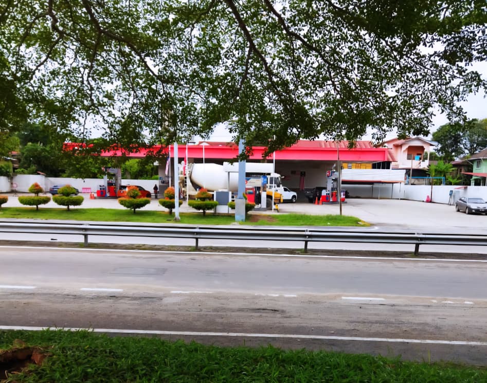 东(已签):瓜拉吉赖古吉路昨午闪电水灾，今早积水已全消退，受影响的油站及食店已恢复正常营运。