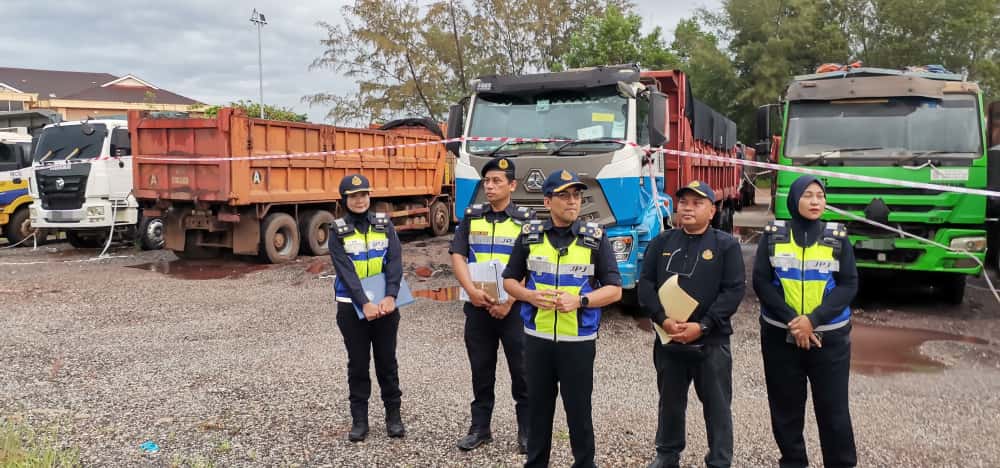 东:彭亨州陆路交通局在9月展开“打击商用车辆”特别行动,共检查了1万1639辆商用车辆,并开出3383张罚单和扣押了20辆违规罗里。