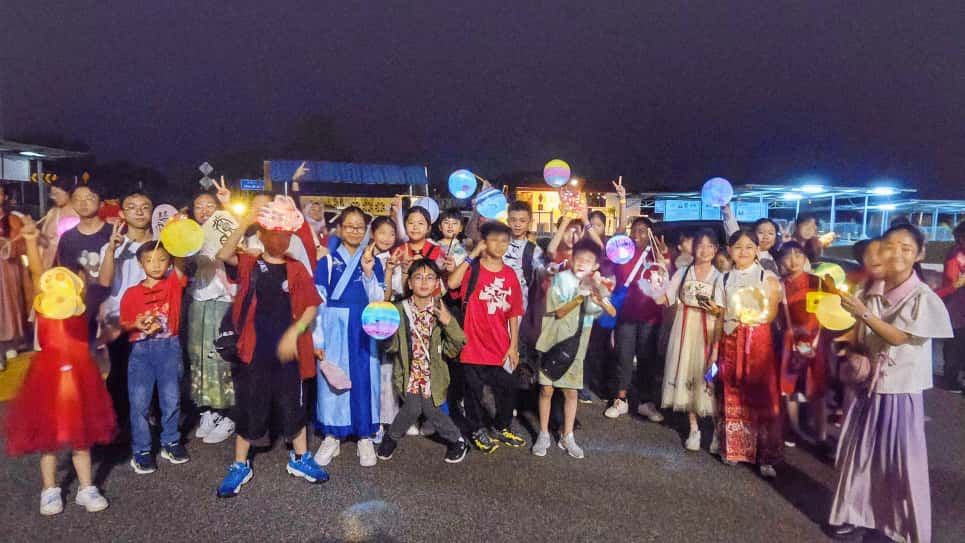 东(已签发):光华华小2025年“皓月光华,共庆中秋”中秋晚会