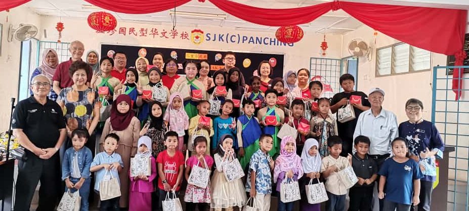 东(已签发):班珍华小庆祝儿童节