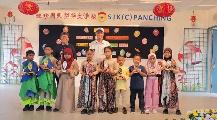 东(已签发):班珍华小庆祝儿童节