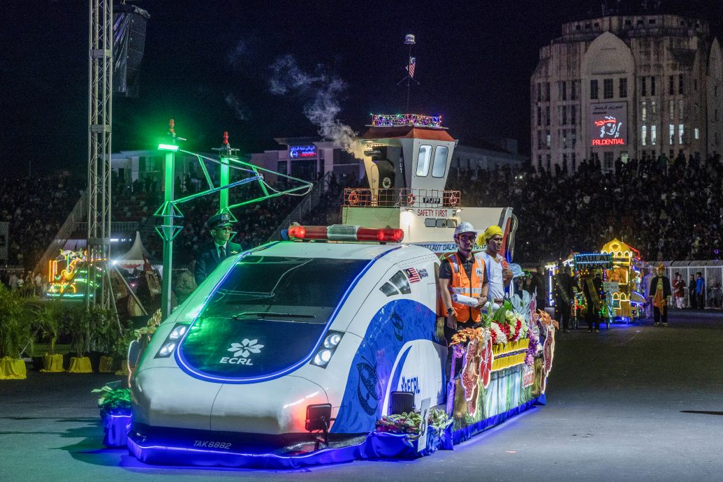 东（已签）: 停办超过10年的“吉兰丹苏丹华诞花车游行”昨晚精彩登场！