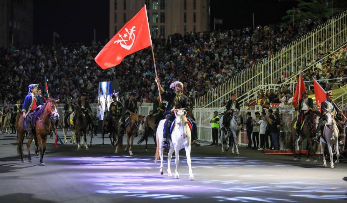 东（已签）: 停办超过10年的“吉兰丹苏丹华诞花车游行”昨晚精彩登场！