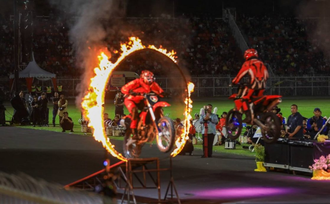 东（已签）: 停办超过10年的“吉兰丹苏丹华诞花车游行”昨晚精彩登场！