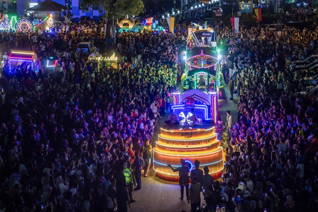 东（已签）: 停办超过10年的“吉兰丹苏丹华诞花车游行”昨晚精彩登场！