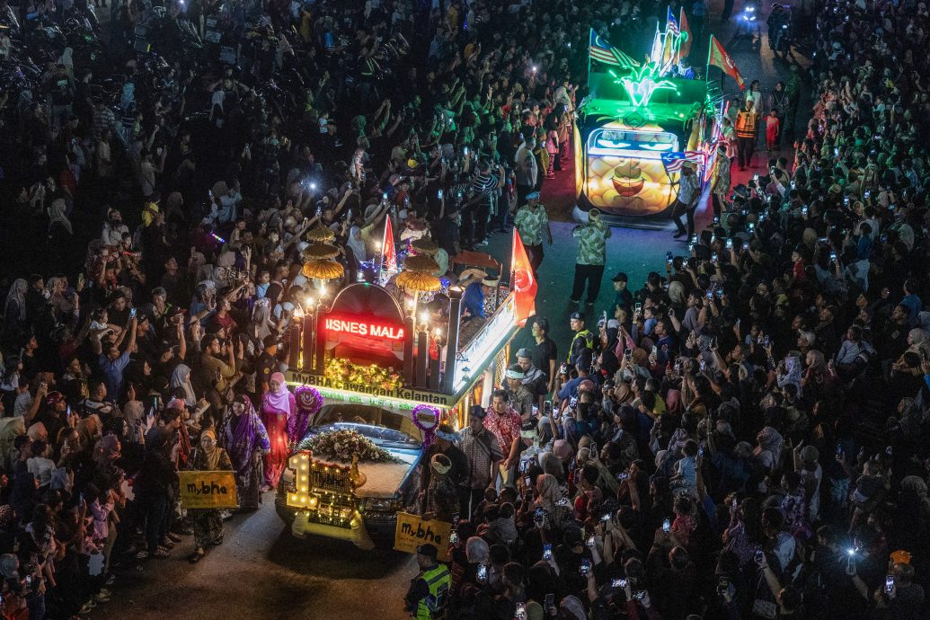 东（已签）: 停办超过10年的“吉兰丹苏丹华诞花车游行”昨晚精彩登场！