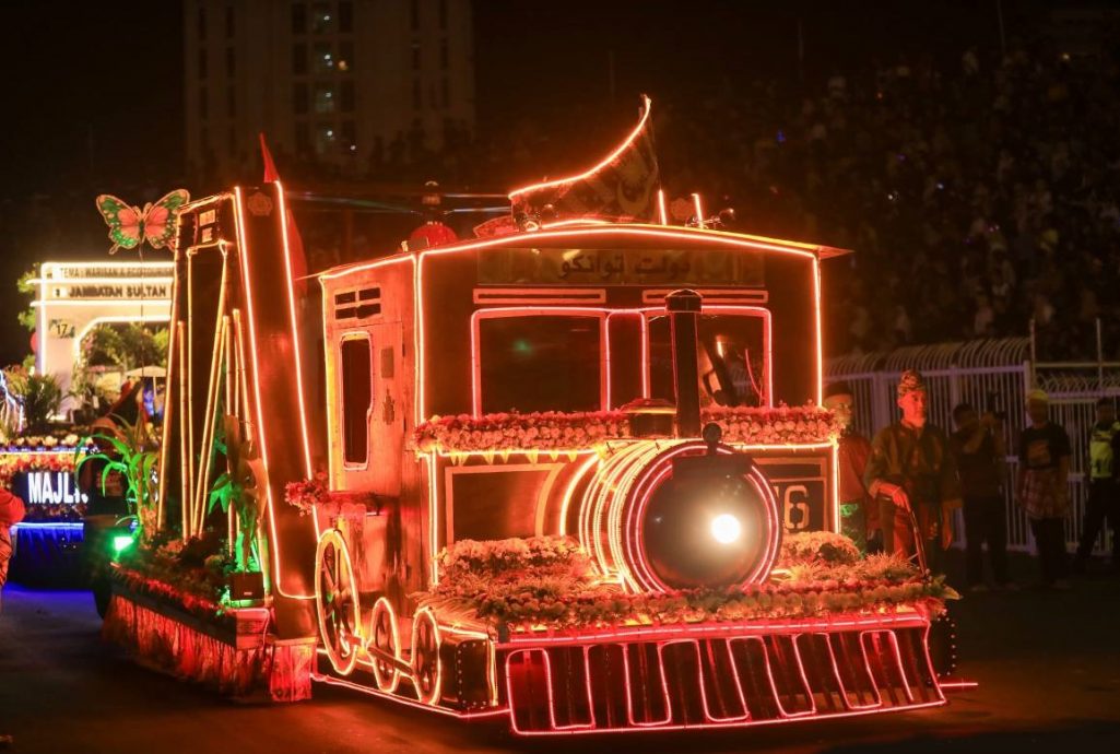 东（已签）: 停办超过10年的“吉兰丹苏丹华诞花车游行”昨晚精彩登场！