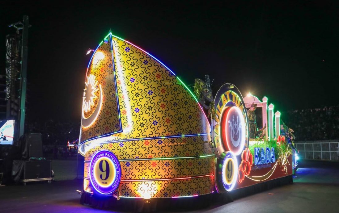 东（已签）: 停办超过10年的“吉兰丹苏丹华诞花车游行”昨晚精彩登场！