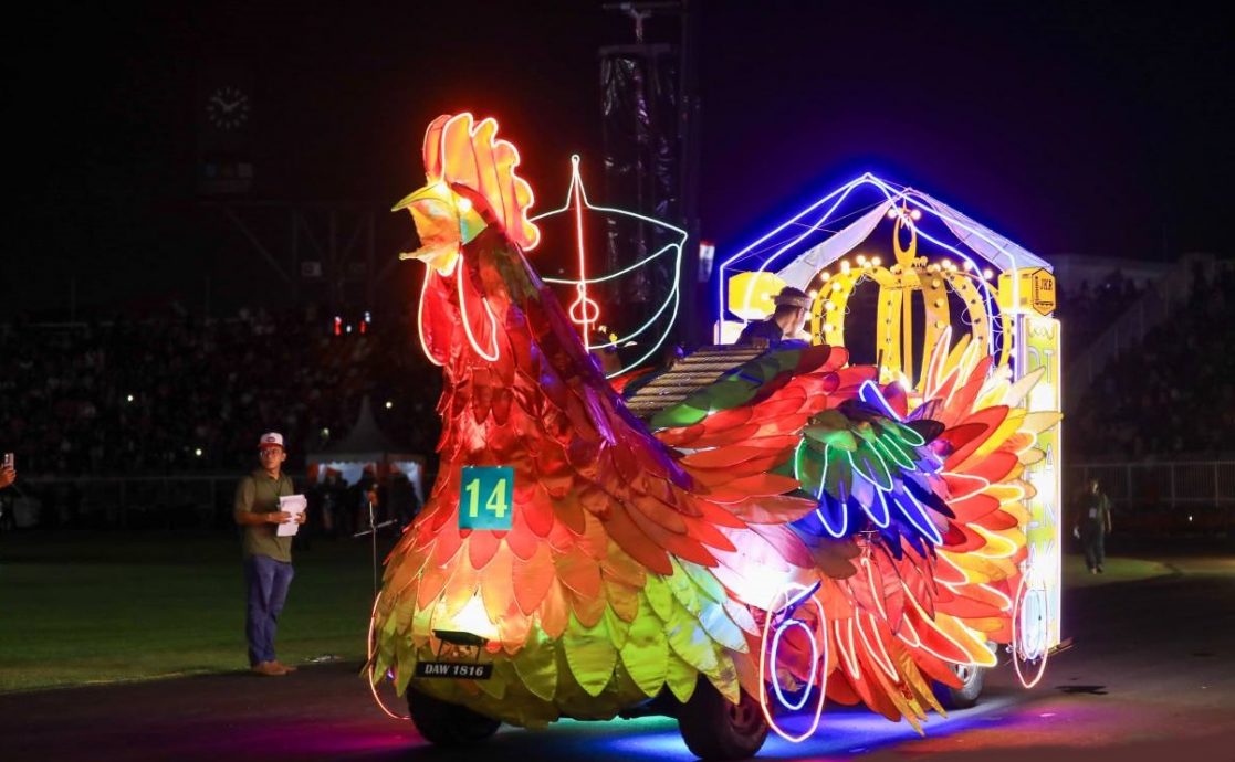东（已签）: 停办超过10年的“吉兰丹苏丹华诞花车游行”昨晚精彩登场！