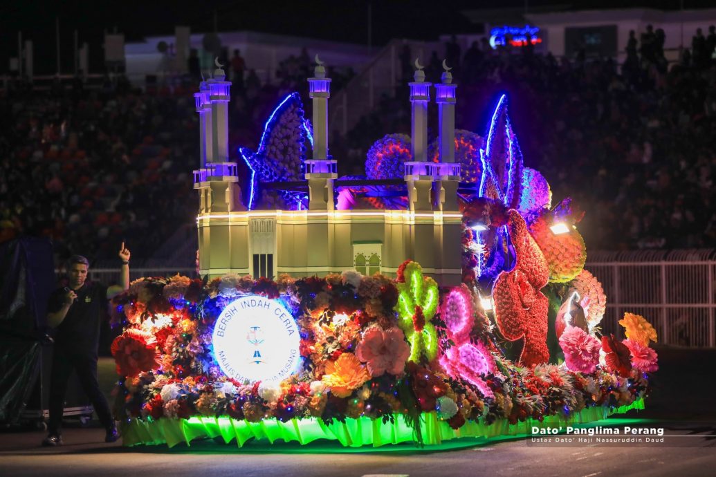东（已签）: 停办超过10年的“吉兰丹苏丹华诞花车游行”昨晚精彩登场！
