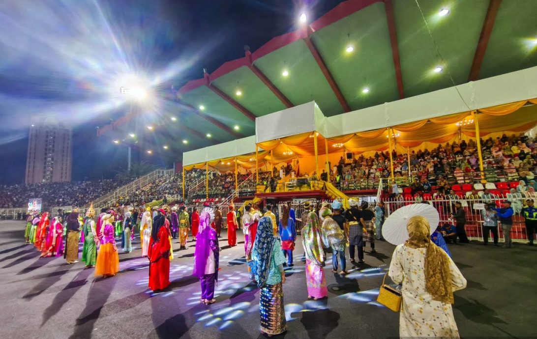 东（已签）: 停办超过10年的“吉兰丹苏丹华诞花车游行”昨晚精彩登场！