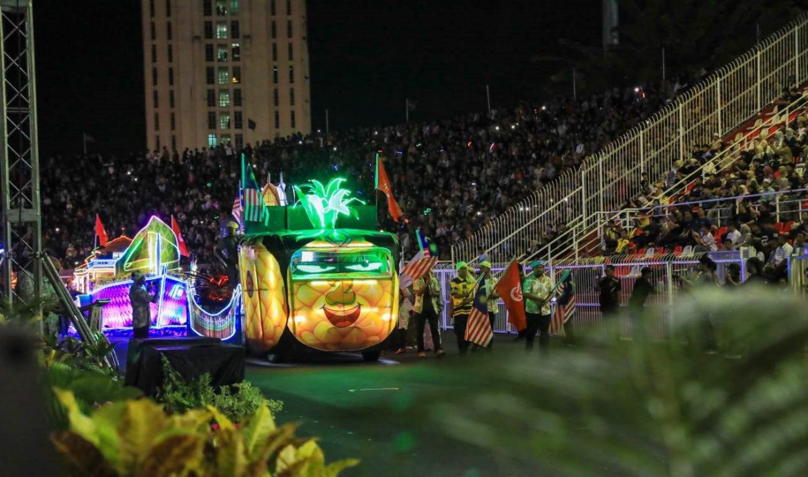 东（已签）: 停办超过10年的“吉兰丹苏丹华诞花车游行”昨晚精彩登场！