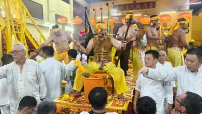 丹灵应殿恭送回銮  九皇爷出巡赐福百姓