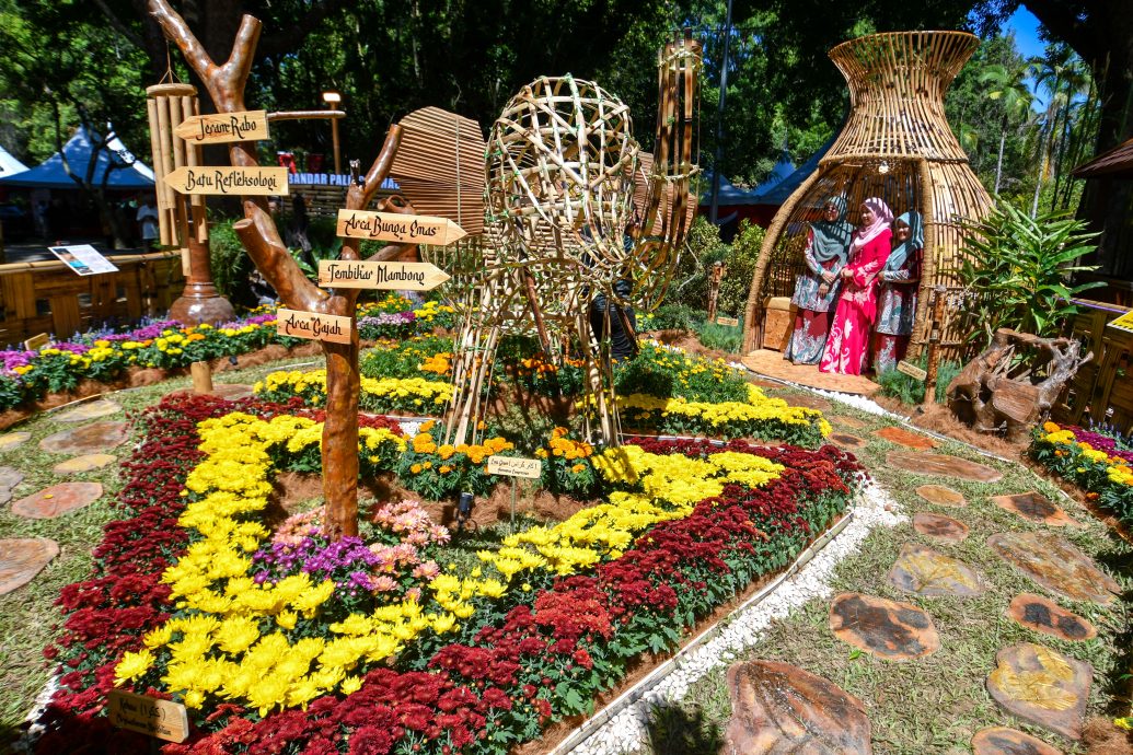 东(已签):吉兰丹苏丹后为“2025年吉兰丹州花卉节”主持开幕仪式。