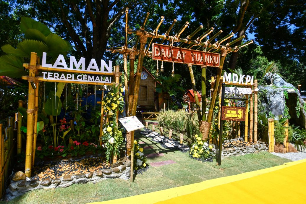 东(已签):吉兰丹苏丹后为“2025年吉兰丹州花卉节”主持开幕仪式。