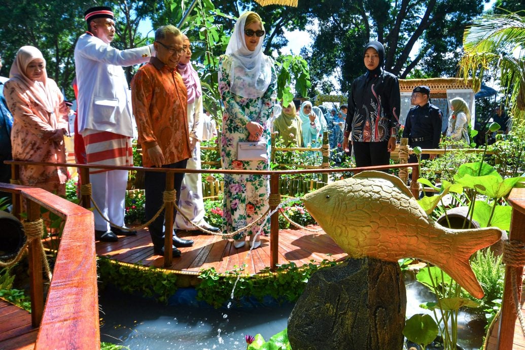 东(已签):吉兰丹苏丹后为“2025年吉兰丹州花卉节”主持开幕仪式。