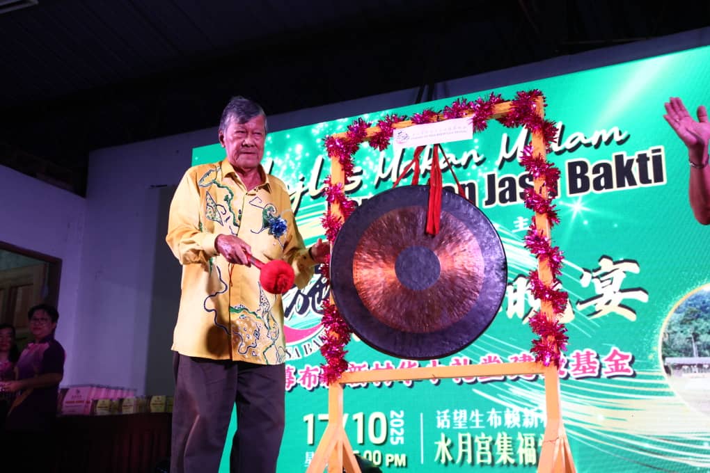 东（已签）:由话望生乐施协会主办的“乐施慈善晚宴”，成功为布赖新村华小筹获42万8800令吉多功能礼堂建设基金。