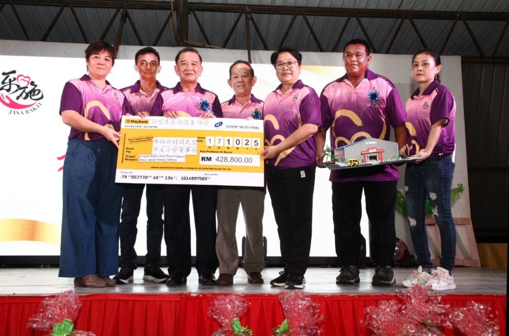 东（已签）:由话望生乐施协会主办的“乐施慈善晚宴”，成功为布赖新村华小筹获42万8800令吉多功能礼堂建设基金。