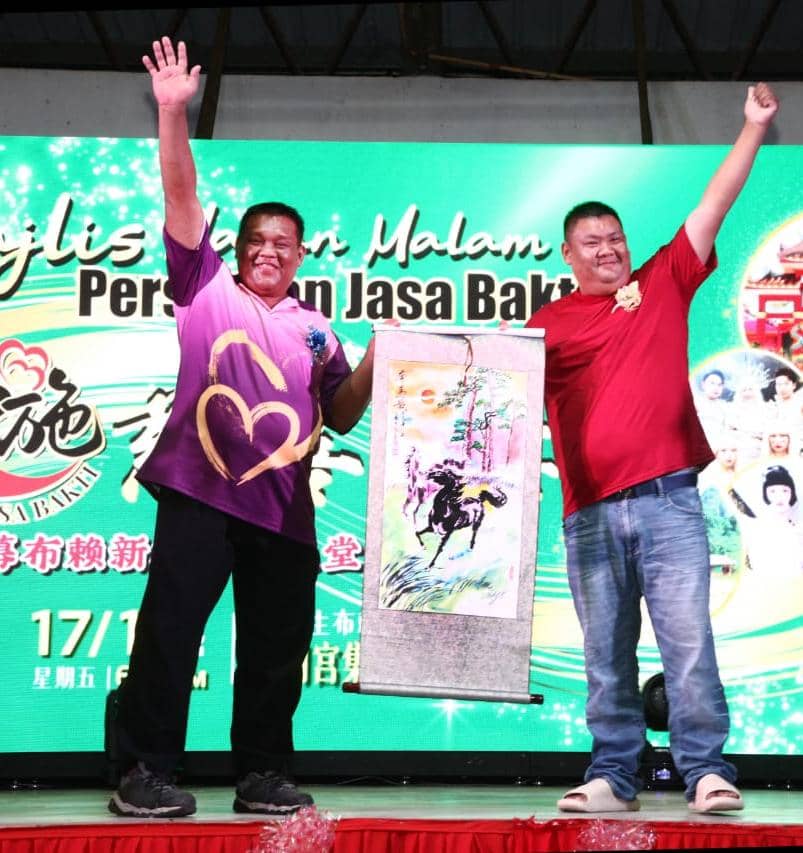 东（已签）:由话望生乐施协会主办的“乐施慈善晚宴”，成功为布赖新村华小筹获42万8800令吉多功能礼堂建设基金。