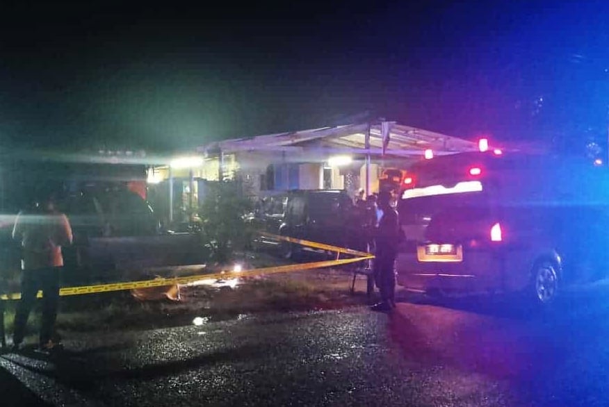 东:丹州警方指出,道北县发生一名男子被砍死案件起因相信与长期的家族土地遗产纠纷有关,同时也与嫌犯儿子的一段不雅视频在社交媒体上被恶意剪辑、传播有关。
