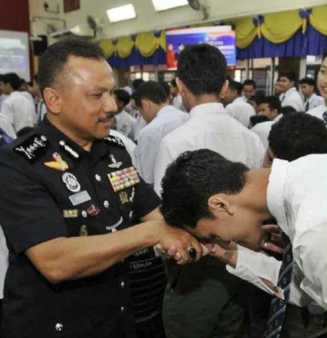 东:丹州警方透露,毒贩如今被发现采用新手法,以炫耀奢华生活来吸引青少年,企图招募他们成为“小贩毒者”或毒品分销者。