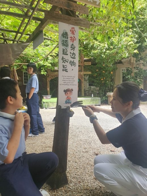 东:吉兰丹慈济人文学校在风景优美的“Min House Camp”举办别开生面的毕业典礼,让毕业生在自然生态的怀抱中,体验一场融合环保、人文与生命教育的难忘旅程。
