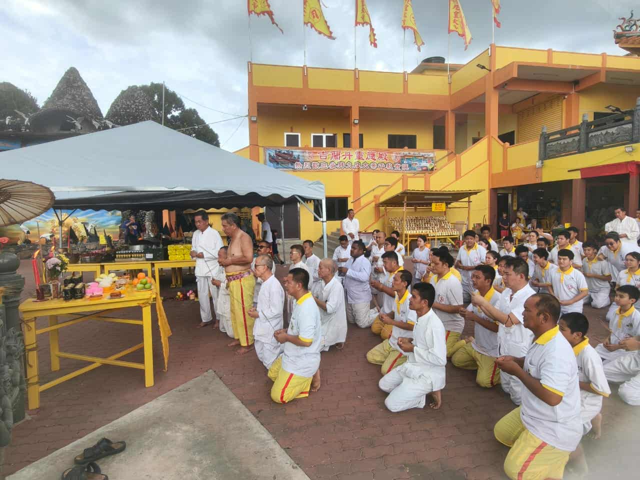 东:哥市唐人坡的吉兰丹灵应殿庆祝九皇大帝千秋宝诞庆典已来到尾声。该殿今日下午举行最后一场的犒军仪式,