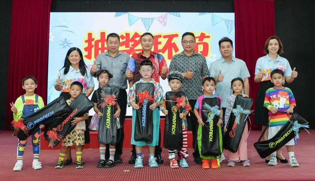 东:哥打峇鲁中华幼儿园配合一年一度的儿童节庆典,举行充满创意与色彩的“多巴胺服装比赛”。全校幼儿穿上充满创意的服饰赴会,让大家看到孩子们无限的想像力和自信。