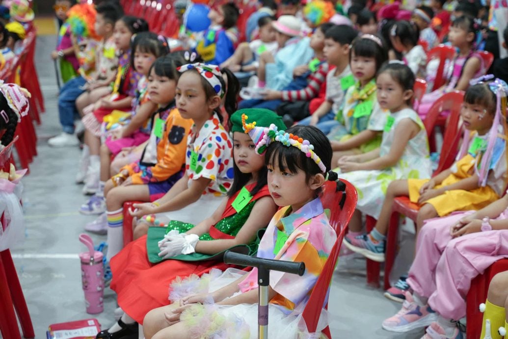 东:哥打峇鲁中华幼儿园配合一年一度的儿童节庆典,举行充满创意与色彩的“多巴胺服装比赛”。全校幼儿穿上充满创意的服饰赴会,让大家看到孩子们无限的想像力和自信。