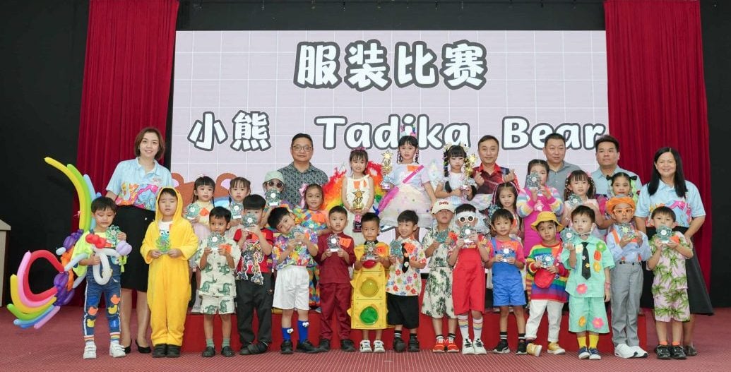 东:哥打峇鲁中华幼儿园配合一年一度的儿童节庆典,举行充满创意与色彩的“多巴胺服装比赛”。全校幼儿穿上充满创意的服饰赴会,让大家看到孩子们无限的想像力和自信。