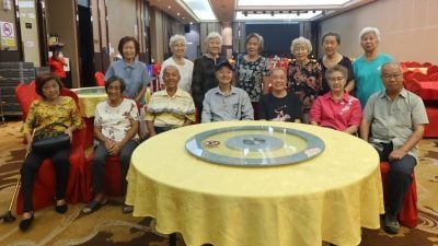 关中1961年初中三毕业生  20校友欢聚场面温馨