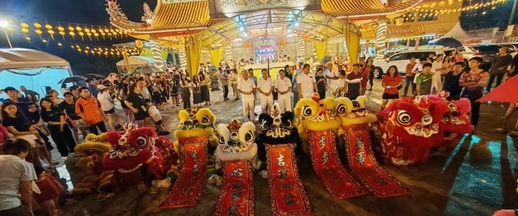 东:已签发:关丹斗母宫一年一度的九皇爷诞庆典已迈入尾声,,除了庄严的祭祀仪式,热闹的舞狮助兴,更是为这场为期九天的盛会增添了不少色彩